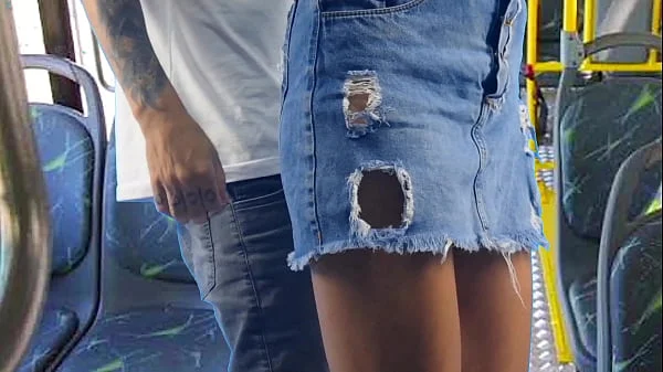 Jovem estudante leva encoxada dentro onibus! videos