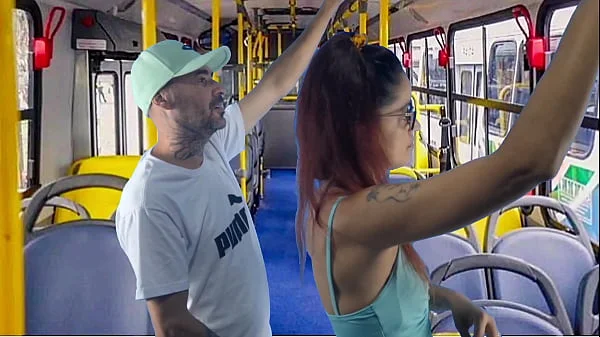 Jovem estudante leva encoxada dentro onibus! videos
