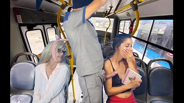 Trabalhador tira pau pra fora e encoxa mulheres dentro do ônibus em público! videos