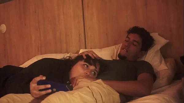 Mi hermanastro me mete su pene en mi boca mientras estamos acostados,no tuvo piedas con mi boquita y me la lleno de leche tratandome como su putita videos