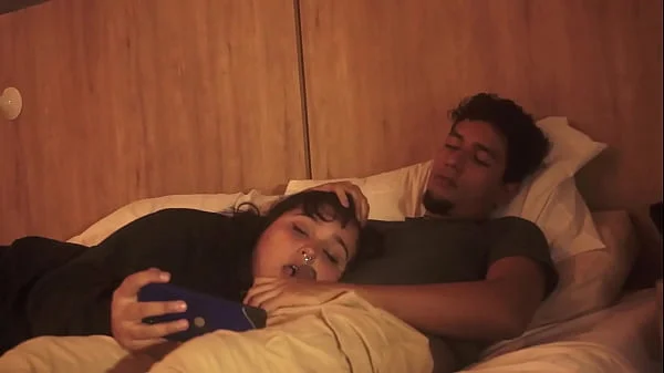 Mi hermanastro me mete su pene en mi boca mientras estamos acostados,no tuvo piedas con mi boquita y me la lleno de leche tratandome como su putita videos