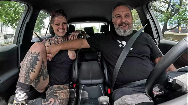 A tatuada Naty Loka pegou a carona e deu o cú no pelo para o motorista videos