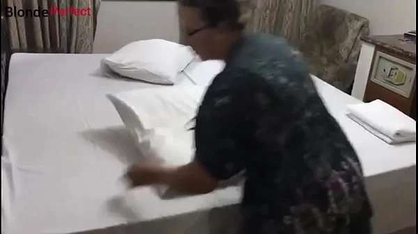 Serviço de quarto a empregada madura fode com hóspede do hotel e leva uma jatada na boca videos