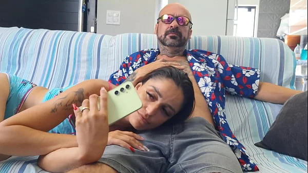 Meu padrasto me persegue quando todos saem de casa videos