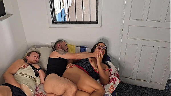 Madrasta divide sua cama com meio-irmãos, o enteado sortudo acaba fodendo a madrasta e meia-irmã videos