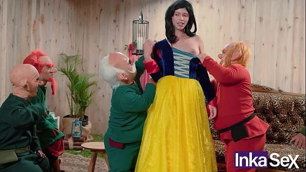 Blanca Nieves se pierde en el bosque y es follada por los 7 enanos. videos