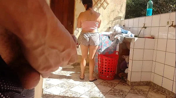Peguei minha enteada lavando roupa de shortinho, fiquei com tesão e gostei da bucetinha super gostosa dela videos