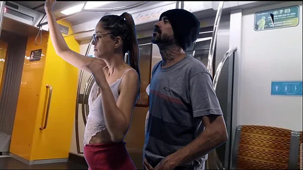 Novinha sendo encoxada e fudida no transporte público ( trem) videos