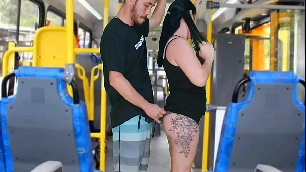 Morena tateando no ônibus videos