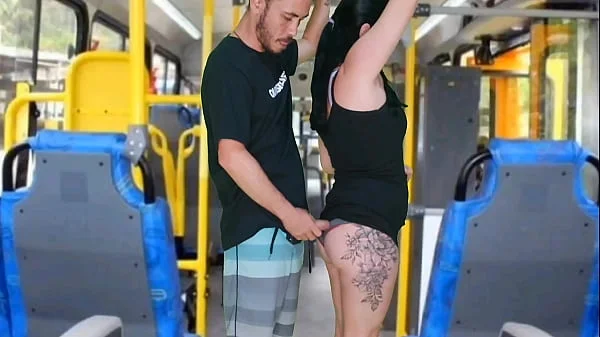Morena tateando no ônibus videos