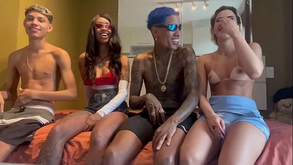4 AMIGOS NOVINHO VOLTAM DO ROLÊ CHEIO DE TESAO, FAZEM TROCA TROCA COM A LOIRA E A MORENA UM DELES ERA Bissexual. (Para assistir completo só assinar ou fechado) videos