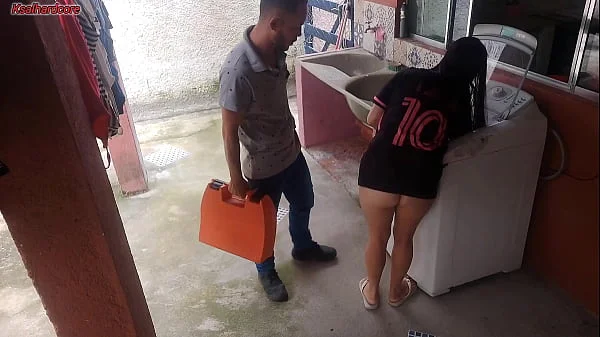 Dona de casa casada paga técnico de máquina de lavar com a bunda enquanto marido esta fora videos