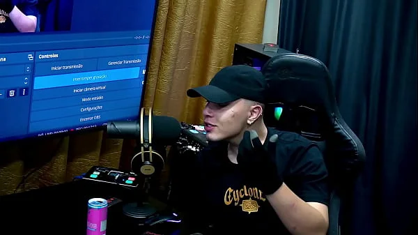 Renatinha Mello deixa o Ruan de Pau duro como só com um beijo, ela deu uma pegada gostosa no pau dele - Podcast Pápum no Barco! videos