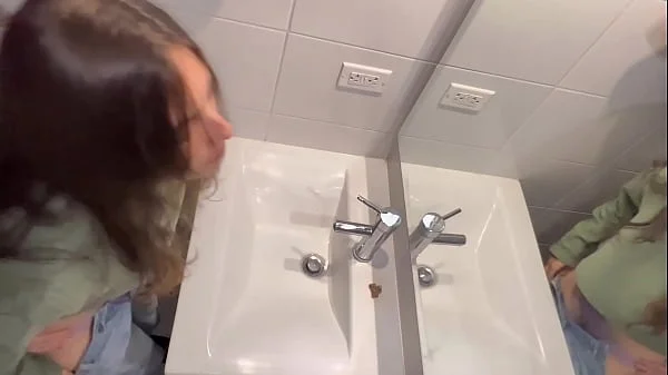 Descubro a la amante de mi marido en mi armario, ahora también me la follo!! videos