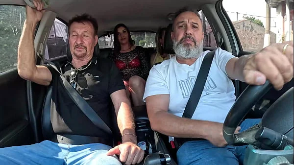 Carlos Urach estreia com duas gostosa na carona do Ted videos
