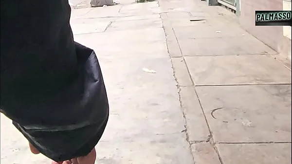 Extranjera, gordita, culona y tetona, recién llegada, me muestra sus tetas para conseguir trabajo. Luego nos encontramos en la calle para ir a un hotel a coger. videos