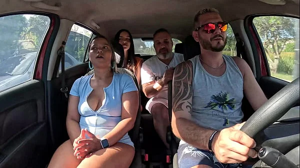 Ted pegou uma carona com o casal Mari e Chell e ganho uma novinha no banco de trás - Candy Debby videos