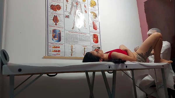 Ginecologista enfia dedo no cu e fode paciente! videos