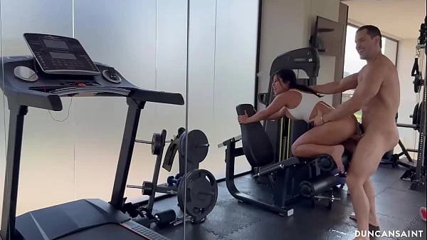 Gorgeous babe does the splits on his cock and squirts all over the gym videos