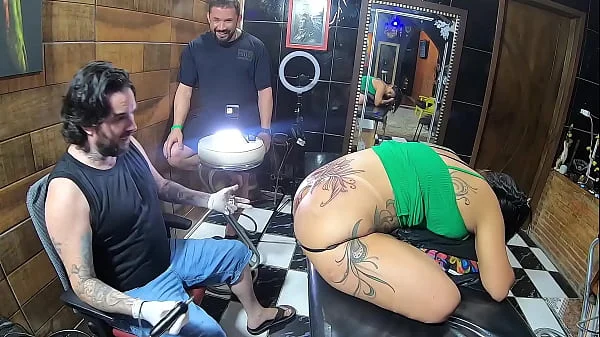 Vloog Essa Morena Tatuou a Bunda e Fez a Tatuagem Igual da Cantora Anita videos