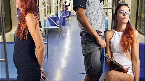 Safada estudante deixa estranho encoxar sua bunda em público! videos