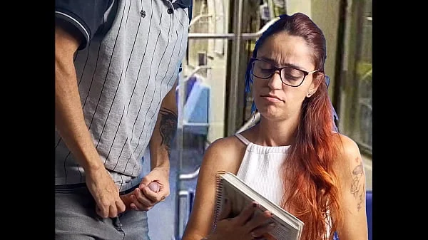 Safada estudante deixa estranho encoxar sua bunda em público! videos