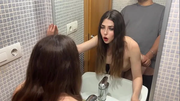 Padrastro gordo de 47 años teniendo sexo con hijastra en el baño por la mañana videos