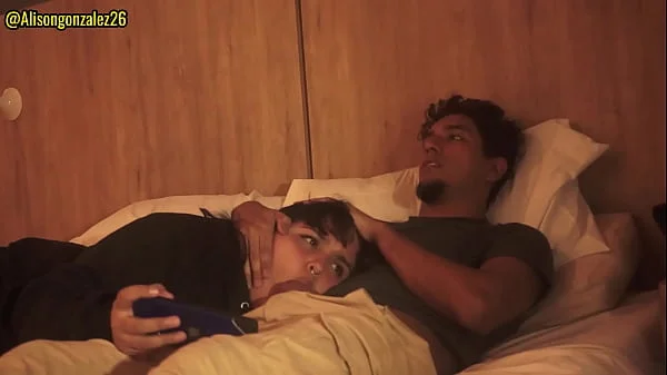 Mirando una pelicula con mi padrastro y sin querer me trague su pene (casi nos descubren) videos