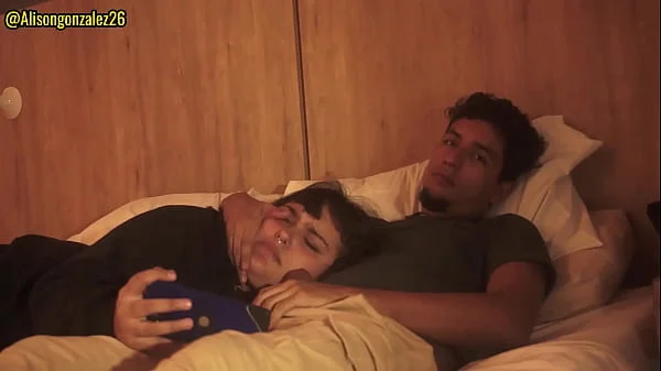 Mirando una pelicula con mi padrastro y sin querer me trague su pene (casi nos descubren) videos