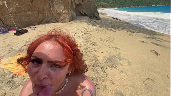 Un voyeur pilló a una pareja amateur desnuda teniendo sexo en la playa. Un desconocido lo observa todo videos