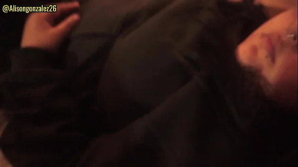 Mirando Netflix con mi hermanastra pero no pude evitar meter mi pene en su boca, casi nos descubren!! videos