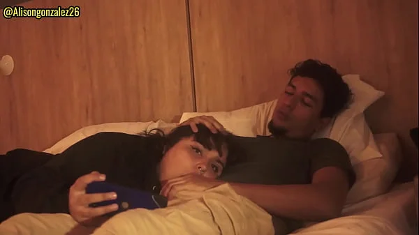 Mirando Netflix con mi hermanastra pero no pude evitar meter mi pene en su boca, casi nos descubren!! videos