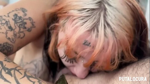 PutaLocura - Tatuada BBW Deedee chupando tu polla entre sus enormes tetas con piercings videos