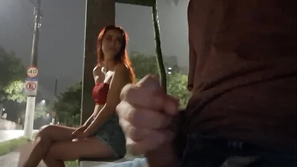 Tirei pau pra fora e bati punheta no ponto de ônibus ao lado de uma garota! videos