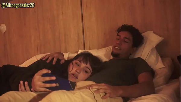 Tengo sueño hermanastro, dejame acostarme en tus piernas, pero no metas tu pene en mi boca por favor!! videos