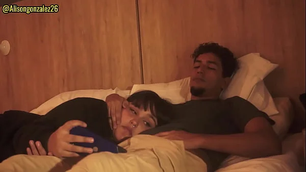 Tengo sueño hermanastro, dejame acostarme en tus piernas, pero no metas tu pene en mi boca por favor!! videos