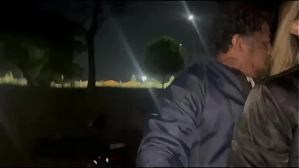 MINHA ESPOSA DANDO PRA OUTRO NA AREIA DA PRAIA videos