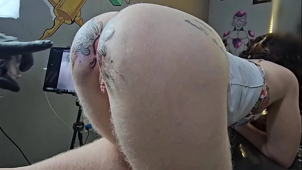 MINHA MULHER E SAFADA E FOI DAR PARA O TATUADOR NO STUDIO EM TROCA DE UMA TATUAGEM ANAL videos