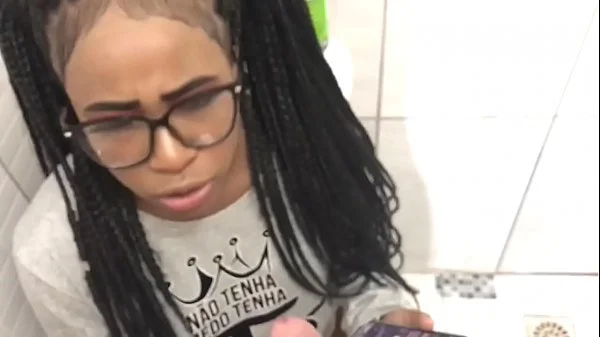 Fui flagrada na siririca no banheiro e levei duas gozadas seguidas na cara. {veja no RED} videos