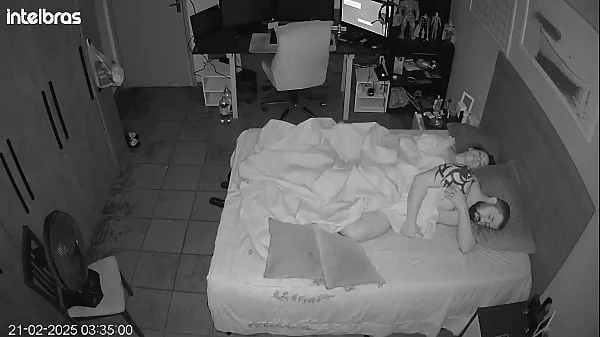 Eles fingem esquecer a câmera como loucos no quarto videos
