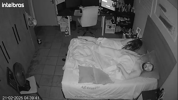 Eles fingem esquecer a câmera como loucos no quarto videos