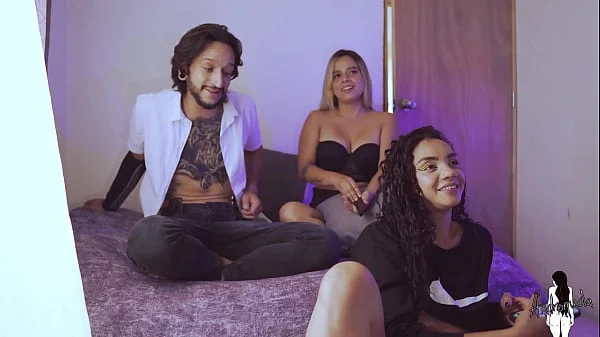 Invito a mi amiga a ver peliculas y termina follandose a mi marido, los descubro al final! videos