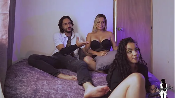 Invito a mi amiga a ver peliculas y termina follandose a mi marido, los descubro al final! videos