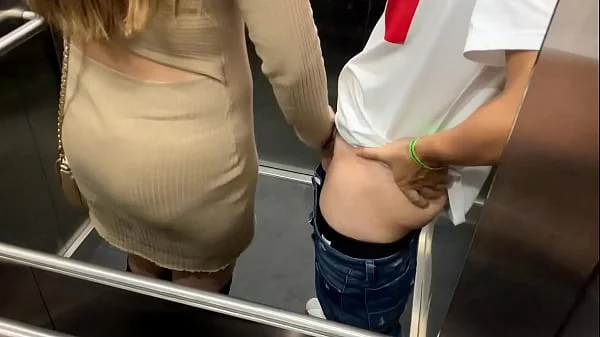 Sexo público en el ascensor después de la fiesta con mi amiga. Nos descubren! videos