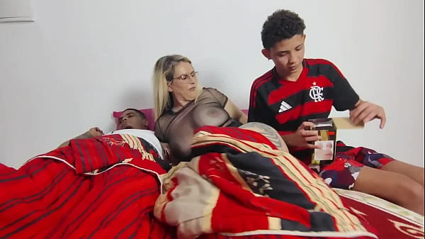 Madrasta loira peituda fode com enteado , enquanto seu marido se faz de cego na mesma cama , O pai fica excitado de ver seu filho fazendo sexo videos