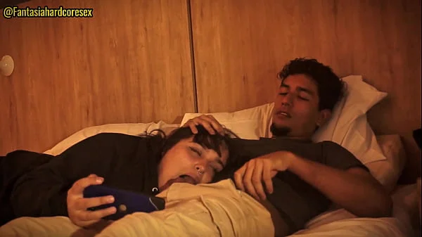 No puedo dejar de tocarme y tuve que poner mi pene en la boca de mi hermanastra (por poco nos descubren) videos