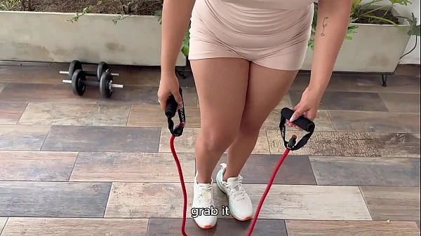 Mi Madrastra no sabe que su entrenador me folla duro y me hace cabalgar su gran Verga Hasta Correrse en mis enormes tetas videos