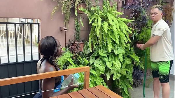 Casada faz anal com Jardineiro novinho e pede leitinho na boquinha. - Fernanda Chocolate Richards Oliver videos