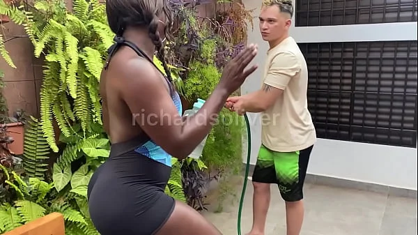 Casada faz anal com Jardineiro novinho e pede leitinho na boquinha. - Fernanda Chocolate Richards Oliver videos