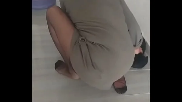 Turbanli naylon çoraplı olgun kadın yerleri siliyor videos